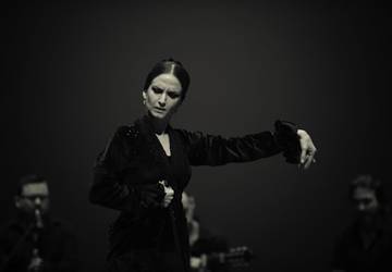 Koncert vizuálne dotvorí ohnivý šperk, tanečnica Maise Márqueuz