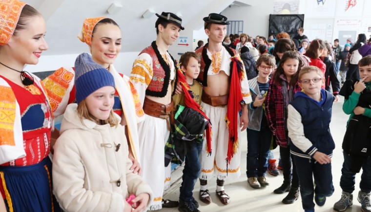 Na záver prišlo standing ovation nadšených školákov, z ktorých sa viacerí potom s tanečníkmi a tanečníčkami fotografovali.