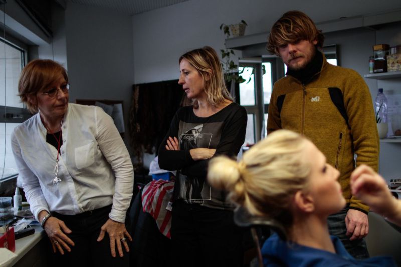 Pri líčení baletky bola aj módna návrhhárka, dramaturgička baletu SND a fotograf Jakub Klimo