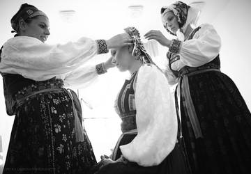 Nasadzovanie party z Torysiek na fotenie, Spis 1910. Foto: Petra Lajdová