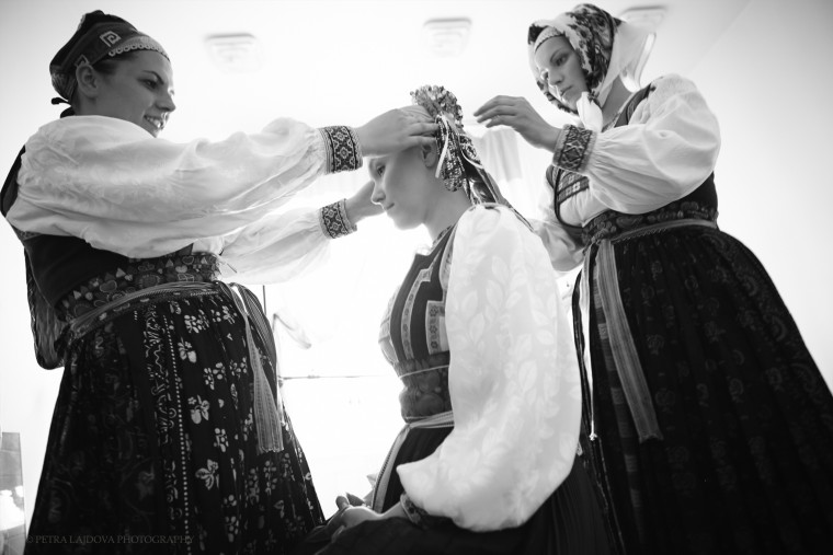 Nasadzovanie party z Torysiek na fotenie, Spis 1910. Foto: Petra Lajdová