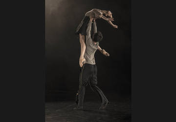 SLOVENSKÉ TANCE Životy svetiel Na fotografii: Ana-Sanziana Beschia, Peter Dedinský Autor fotografie: Peter Brenkus, 2016