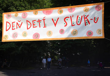 DEN DETI V SLUKU
