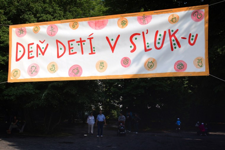 DEN DETI V SLUKU