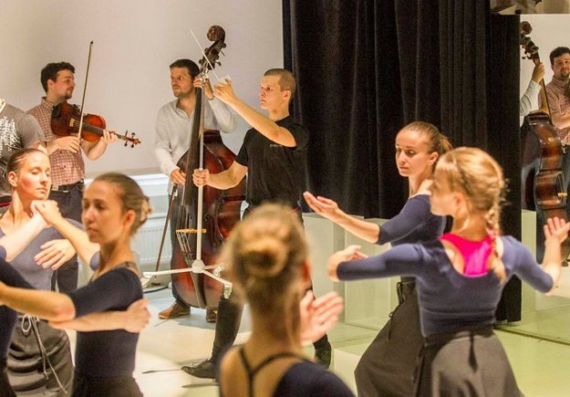Omladený súbor Ifjú Szívek o pár dní cestuje do Avignonu s inscenáciou FInetuning, ktorú pri tejto príležitosti naštudoval. (zdroj: FOTO SME – TIBOR SOMOGYI)