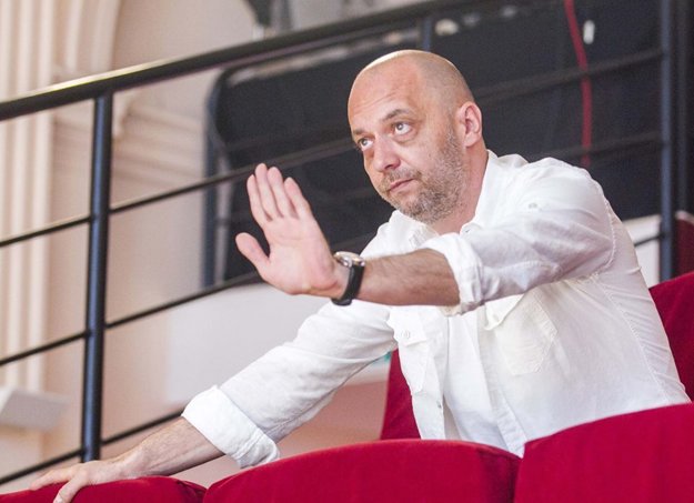 S domácim násilím nemám našťastie osobnú skúsenosť, ale téma je stále aktuálna, hovorí choreograf a režisér Dušan Hegli. Problém podľa neho súvisí s tradíciami rovnako ako ľudový tanec. (zdroj: FOTO SME - TIBOR SOMOGYI)