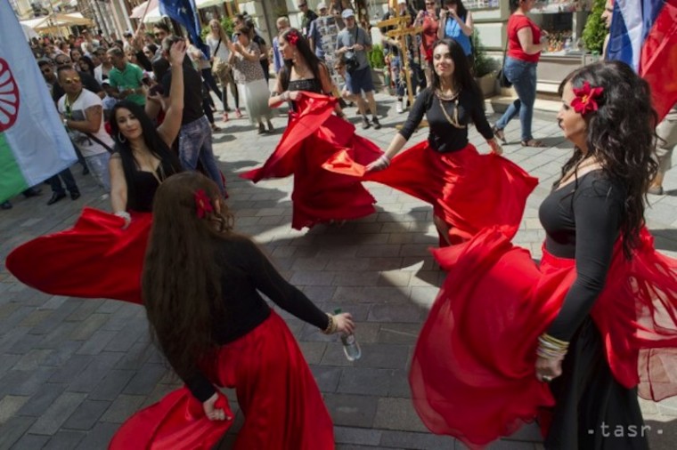 Súčasťou festivalu Gypsy Fest Bratislava 2015 bolo defilé v historickom centre Bratislavy 31. júla 2015.