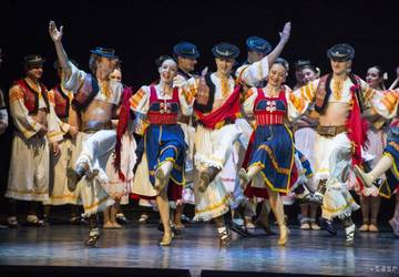 Na snímke záber z choreografie Detvianska vseselica v rámci slávnostného galaprogramu Lúčnice k životnému jubileu profesora Štefana Nosáľa.