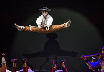 Na snímke záber z choreografie Odzemok v rámci slávnostného galaprogramu Lúčnice k životnému jubileu profesora Štefana Nosáľa.
