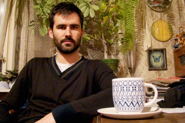 Jakub Liška spojil dizajnérstvo s úžitkovým umením. V popredí je ručne točená a maľovaná majoliková šálka so vzorom modranska. (zdroj: (ŽAJA)) Čítajte viac: https://kultura.sme.sk/c/20501781/takto-krasne-to-moze-vyzerat-ak-sa-sucasna-popkultura-spoji-s-folklorom.html#ixzz4gqpQGvPT
