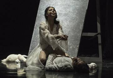 Klaudia Görözdös (Júlia) a Peter Dedinský (Romeo) v inscenácii Romeo a Júlia - Tak ako včera... Autor: Peter Brenkus