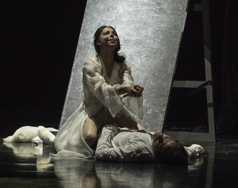Klaudia Görözdös (Júlia) a Peter Dedinský (Romeo) v inscenácii Romeo a Júlia - Tak ako včera... Autor: Peter Brenkus