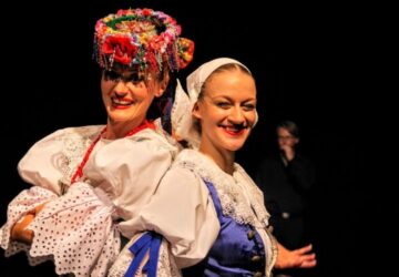 Katarzyna Grysko a Martina Nadzamová v krojoch. Foto - Stano Stehlík