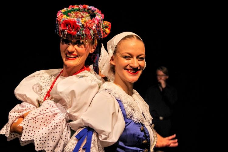 Katarzyna Grysko a Martina Nadzamová v krojoch. Foto - Stano Stehlík